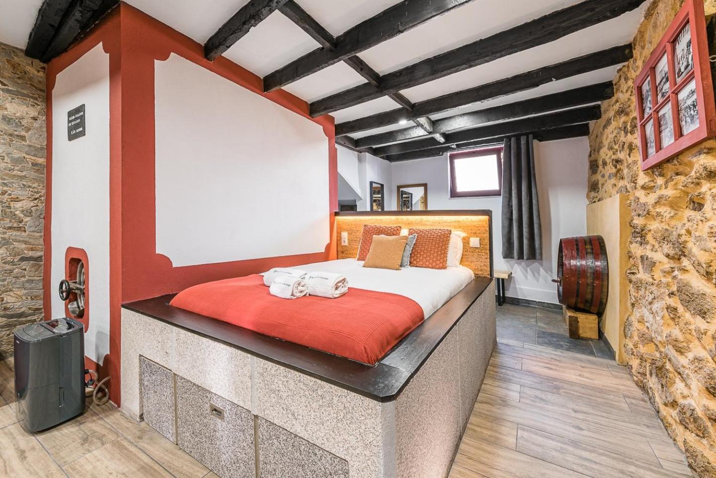 Отель Guestready - Charming Stone Wall Retreat Вила-Нова-ди-Гая Экстерьер фото