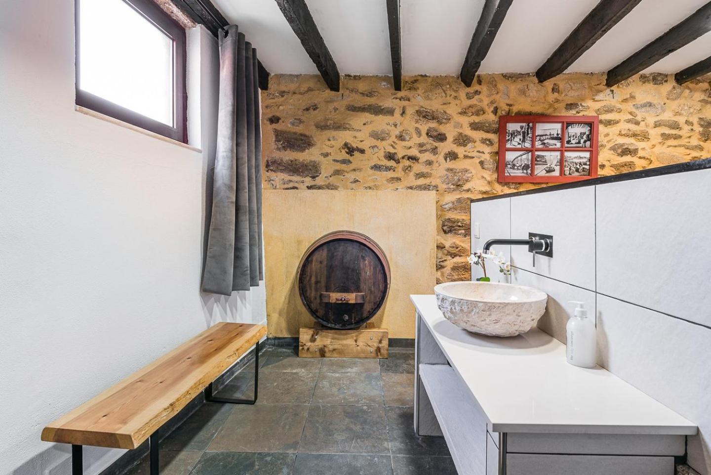 Отель Guestready - Charming Stone Wall Retreat Вила-Нова-ди-Гая Экстерьер фото