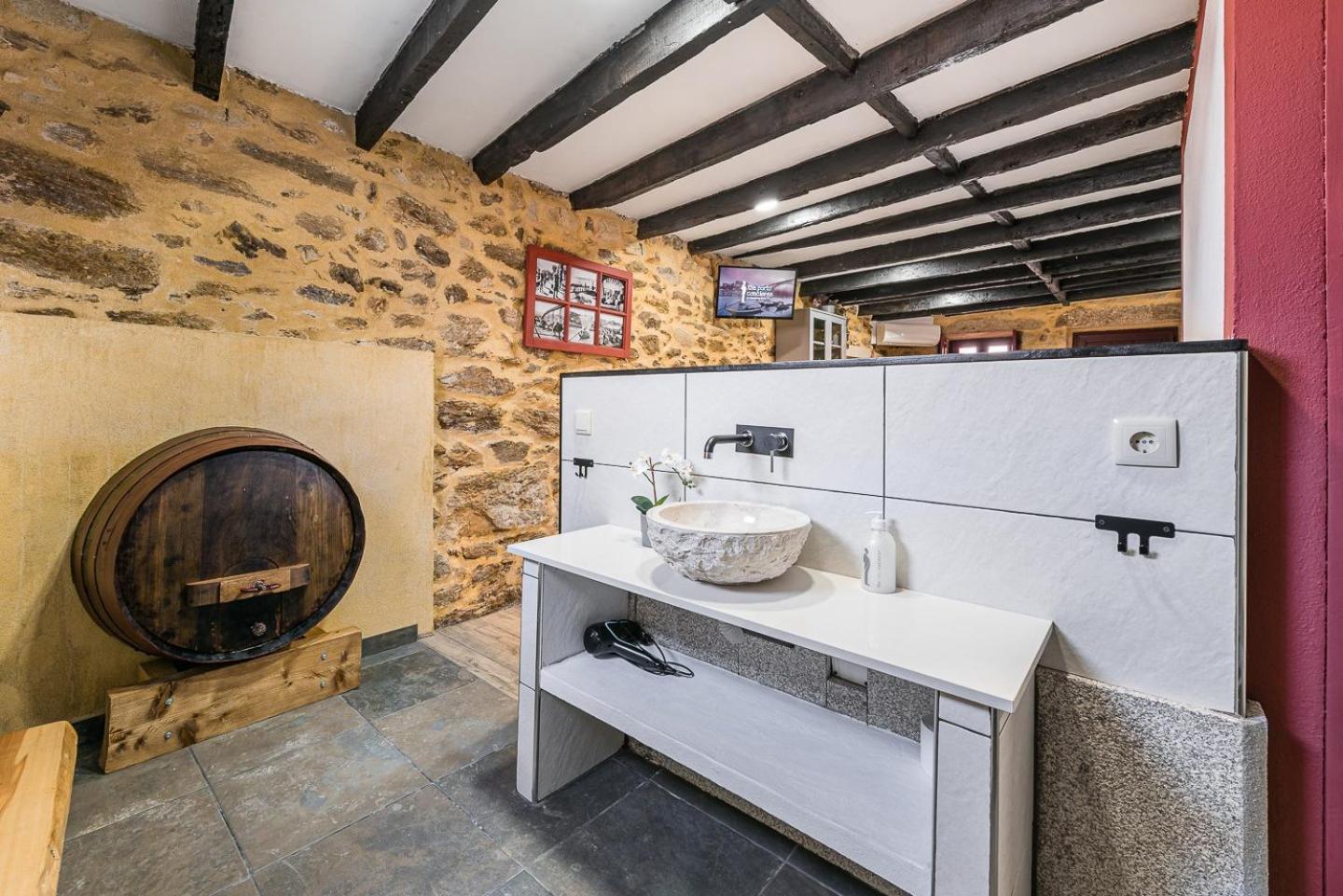 Отель Guestready - Charming Stone Wall Retreat Вила-Нова-ди-Гая Экстерьер фото